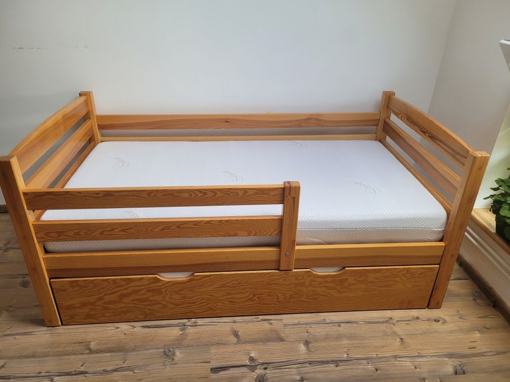 Łóżko drewniane podwójne/wysuwane/piętrowe z materacami dla 2 dzieci