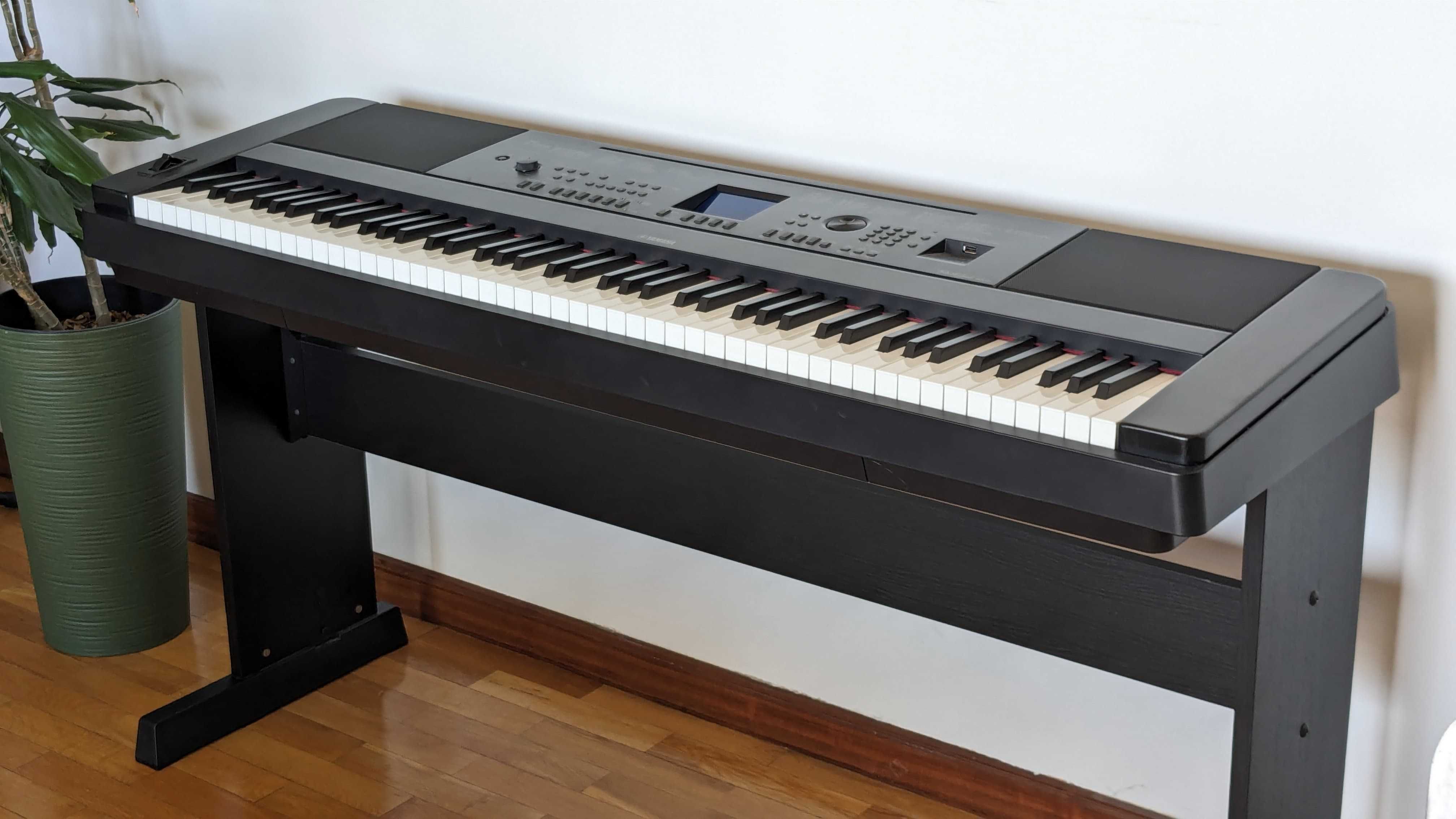 Piano digital Yamaha DGX 660