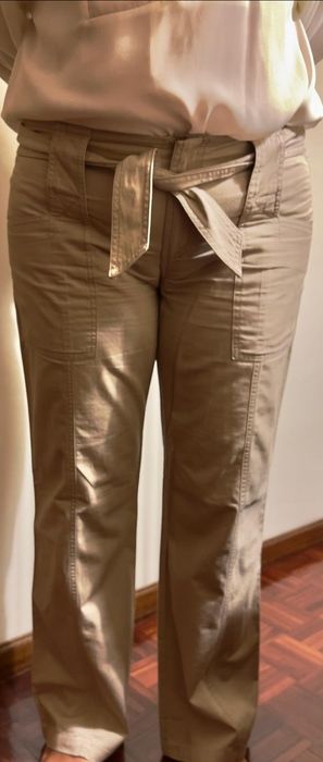 Calças bege com cinto