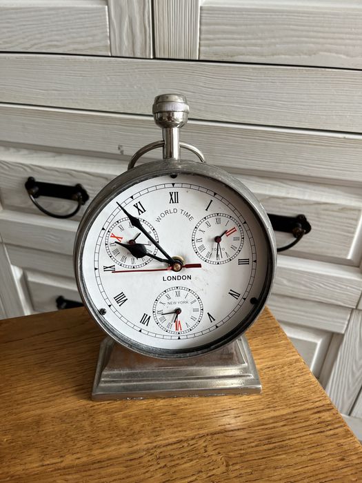 Zegar stołowy World Time funkcją zegarów światowych