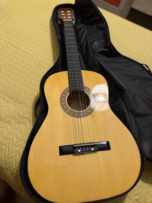 Guitarra semi usada (quase nova) com capa