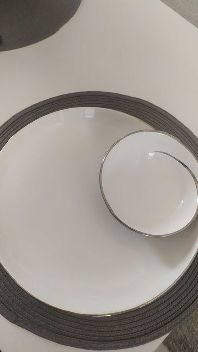 Patera porcelanowa biała ze srebrnymi zdobieniami śr. 29 cm