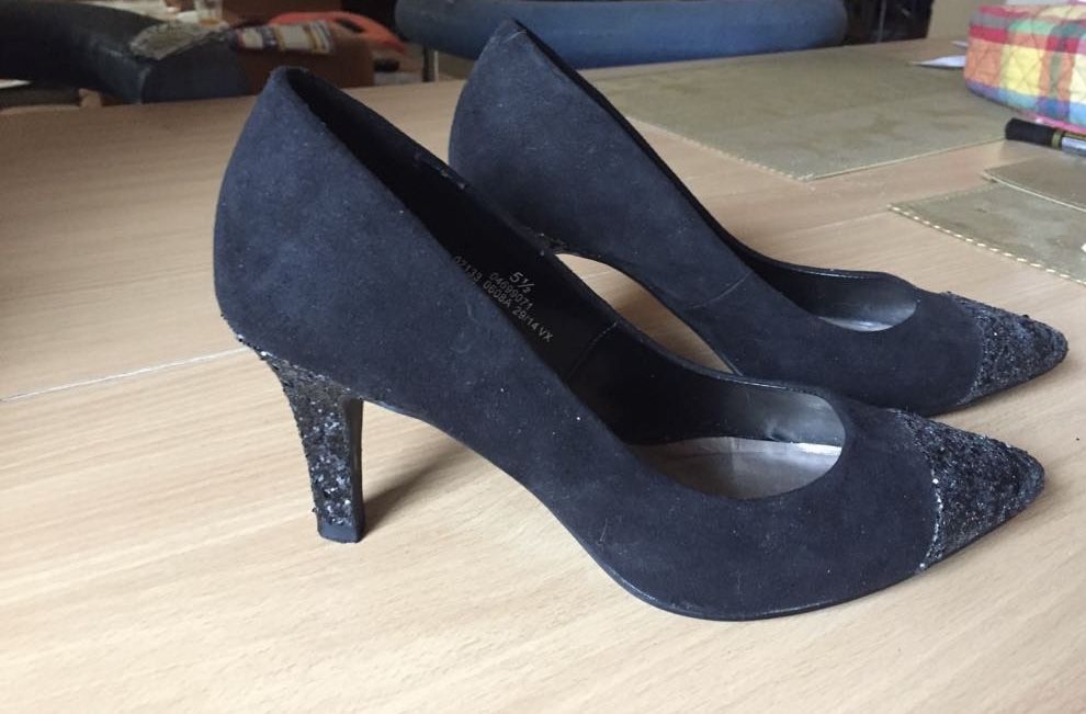 Szpilki czółenka czarne obcasy z brokatem welurowe M&S Insolia