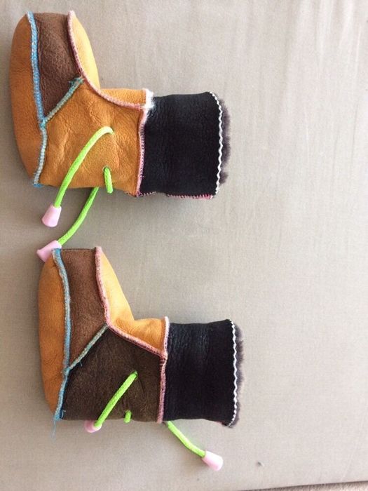 Skórzane buciki z futerkiem- niechodki. Od 3-6mies. Dł. podeszwy 12cm