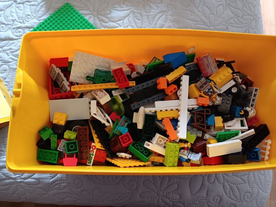 Caixa de legos cheia + livro de montagem