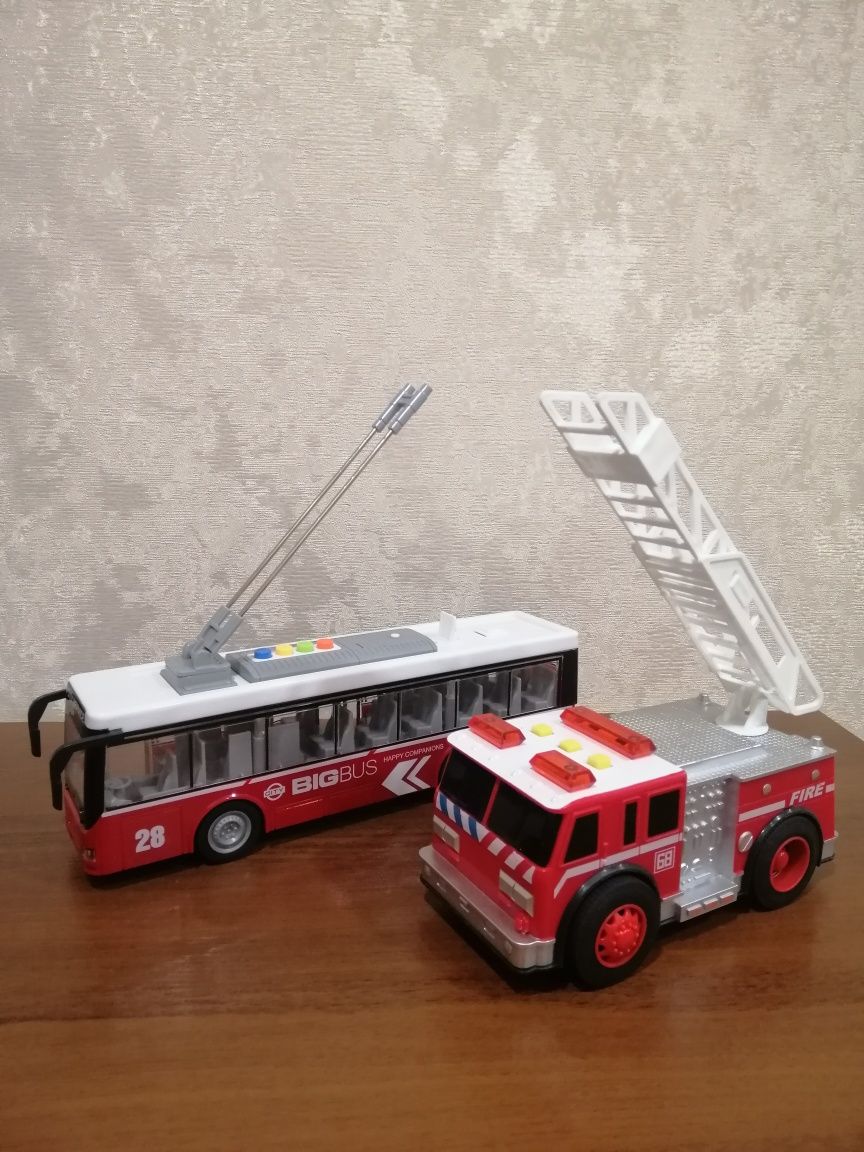 Модель троллейбуса и пожарной машины.