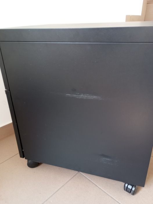 Czarna szafka na kółkach 57x50.5x41 cm