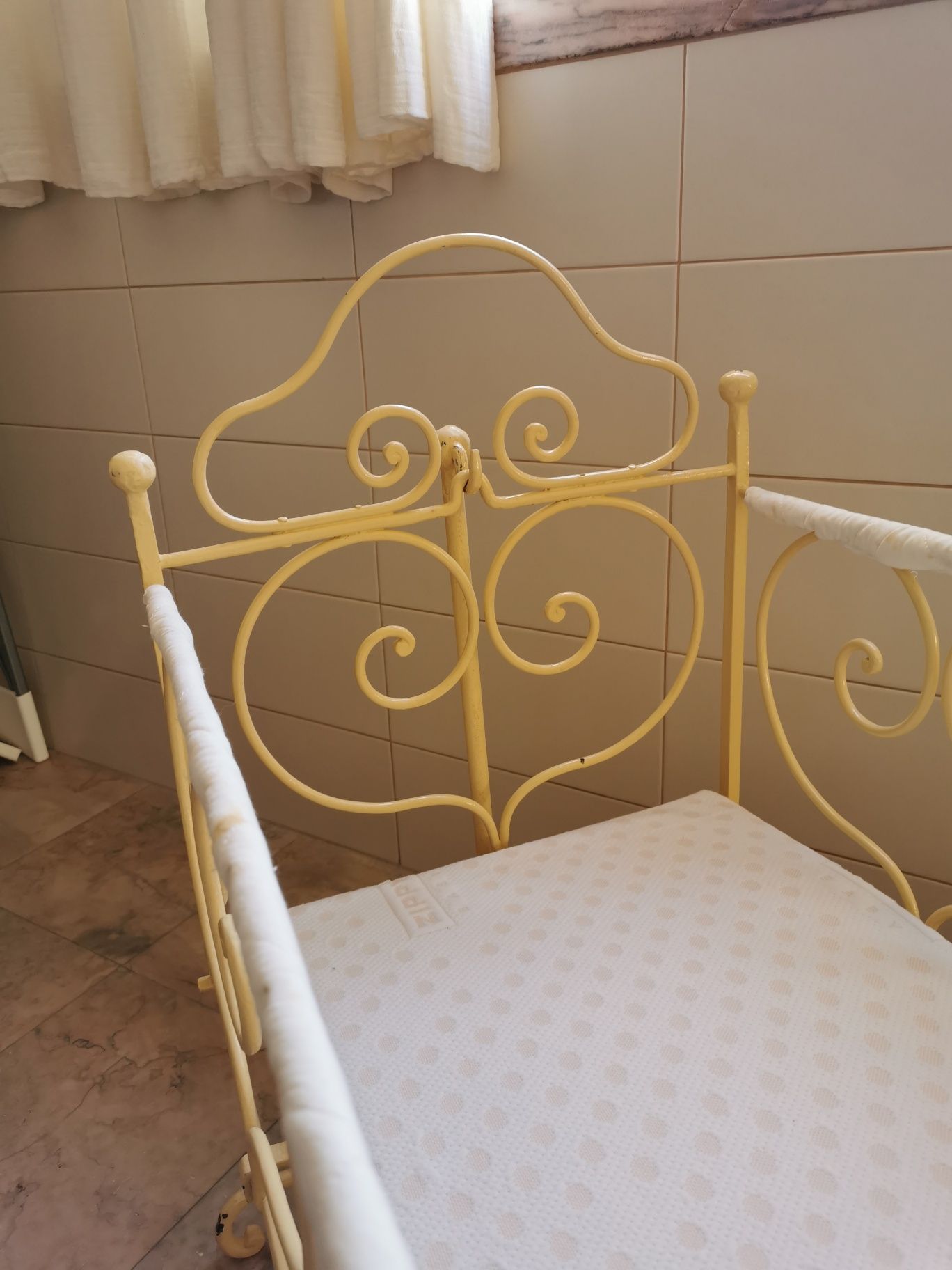 Berço antigo bem conservado. Não necessita de pintura.