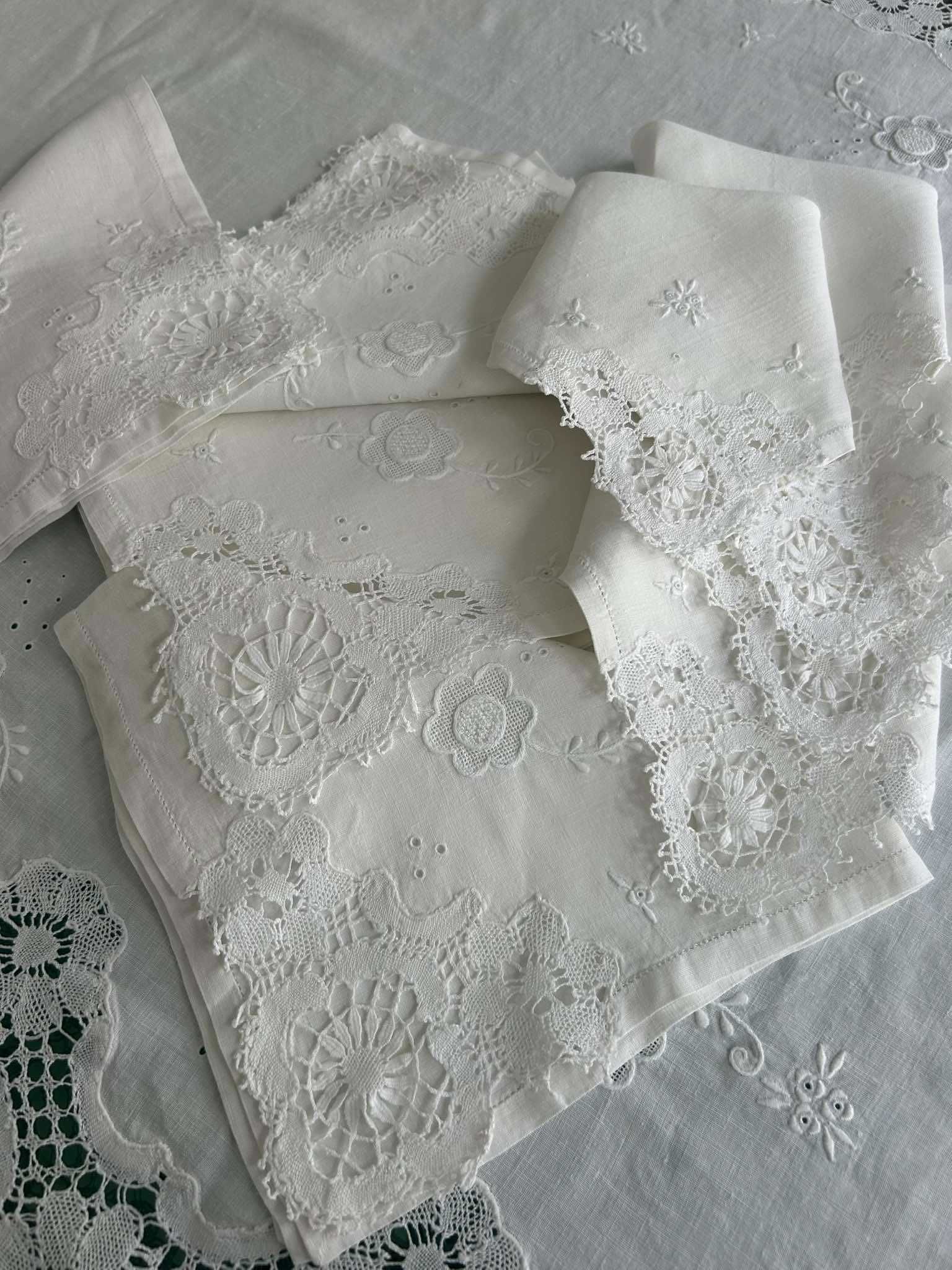 Toalha de mesa em puro linho, bordada com aplicação de renda de Bilros