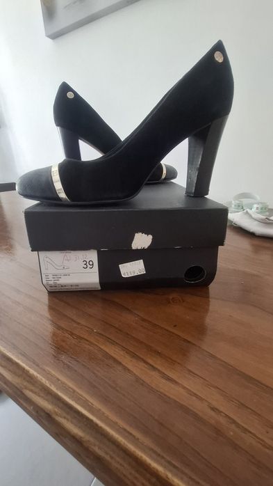 Sapatos de salto alto