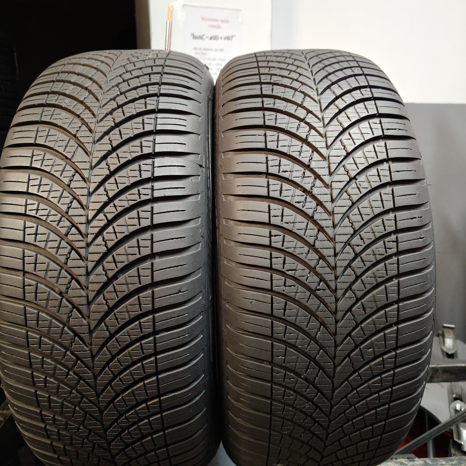 225/50/18 XL Sprzedam parę opon całorocznych Goodyear
