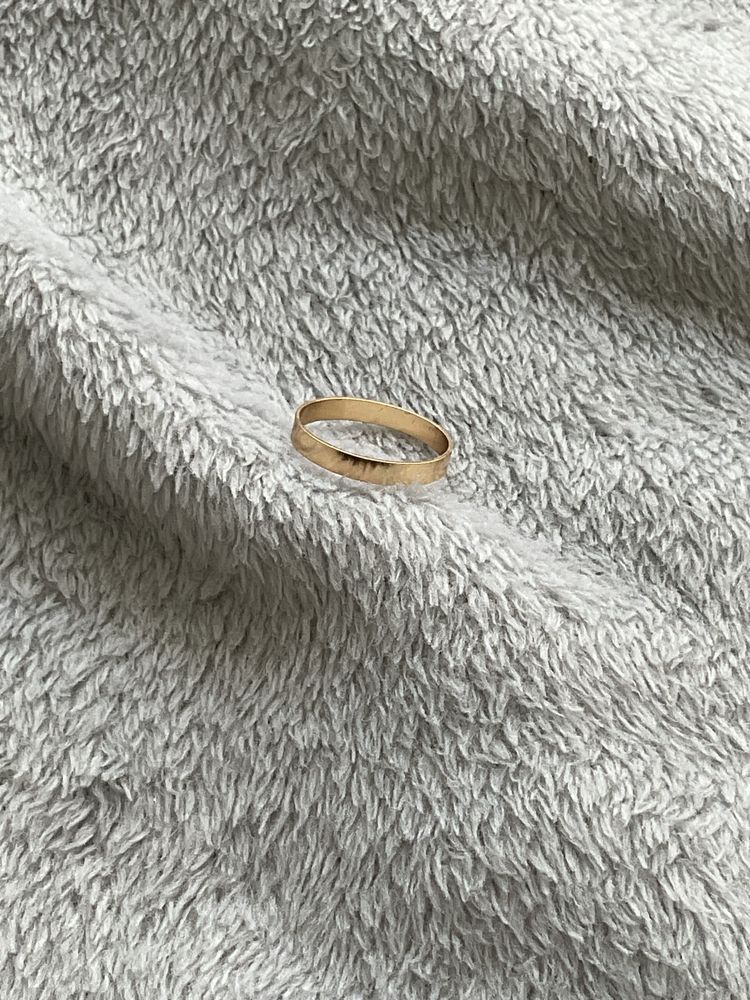 Pierścionek w kolorze złotym obrączka gładki pierścionek