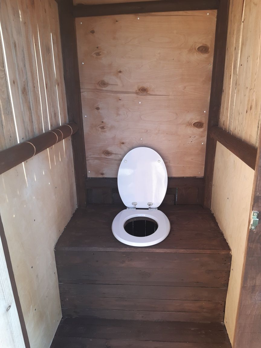 Toaleta na zewnątrz wychodek WC kibelek