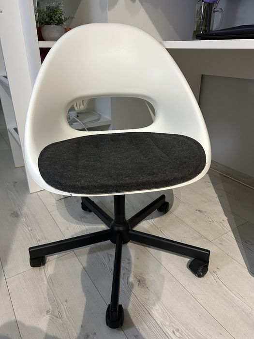 SMÅSTAD Łóżko na antresoli, biało-szare z biurkiem, szafą i 4 półkami