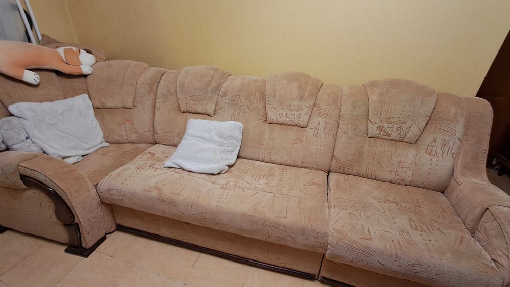 Диван дерев'яний і супер зручний для сидіння