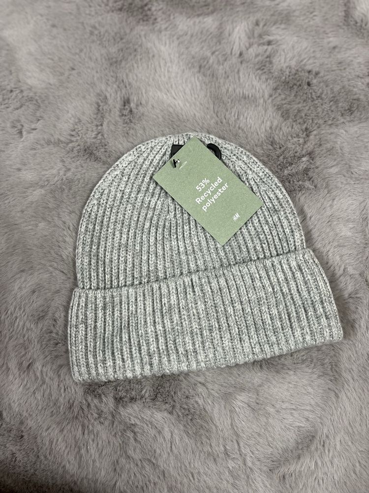 Шапки H&M у різних кольорах