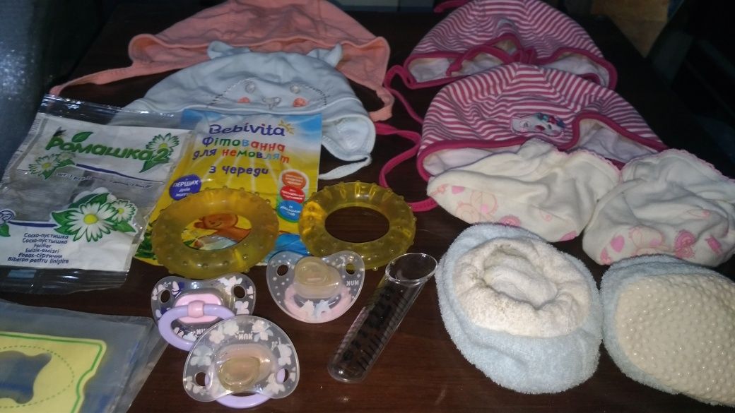 Продам молокоотсос,спринцовки,прокладки,набор для малыша