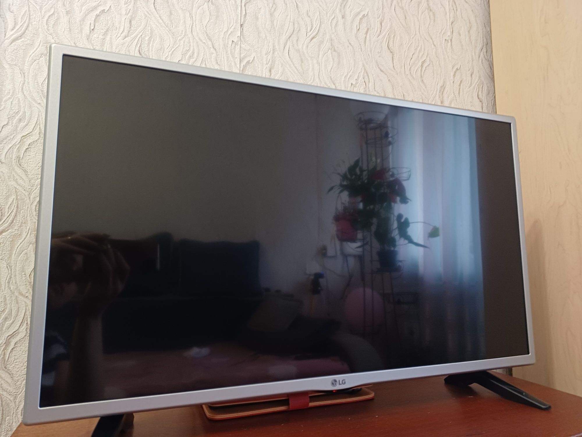 ЖК LED LG 32LH570U Smart TV, Wi-Fi. 
Диагональ экрана - 32
