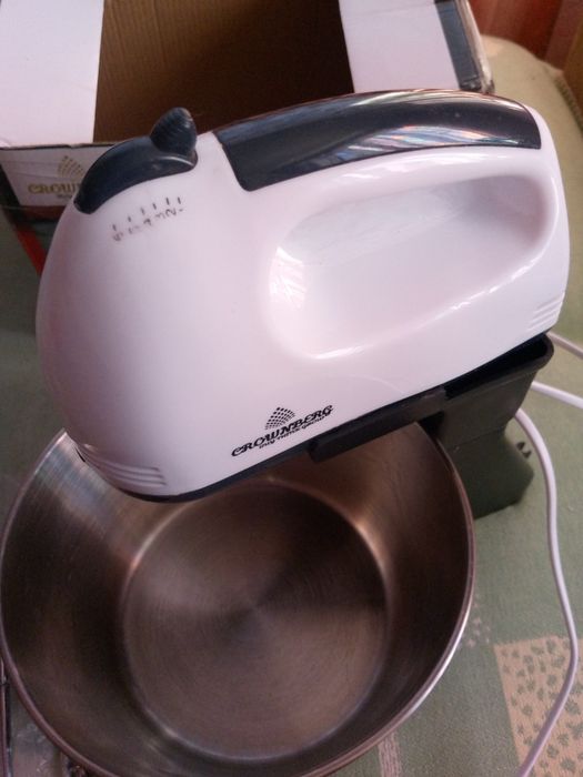 Міксер з чашею .