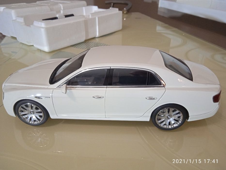 модели 1.18 Bentley Flying Spur W I2 blanc glacier