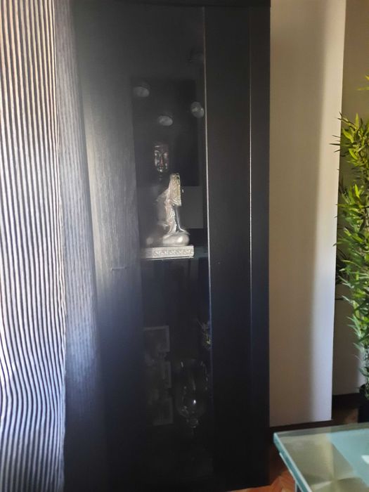 Móvel de sala com prateleiras de vidro