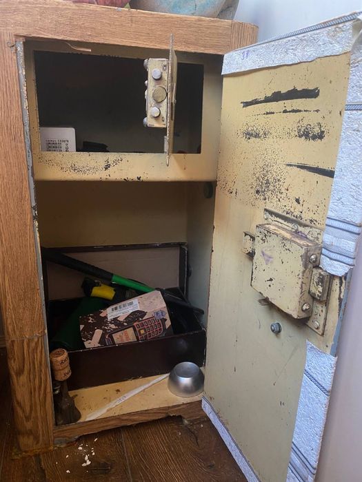 Продам сейф бу з двома ключами