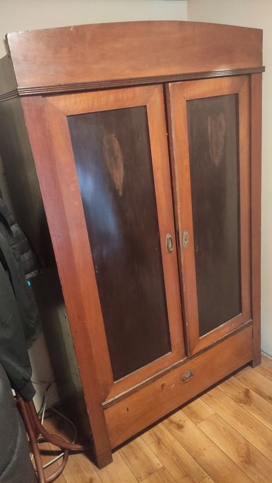 Szafa z lat 50 z litego drewna – antyk, oryginalne okucia
