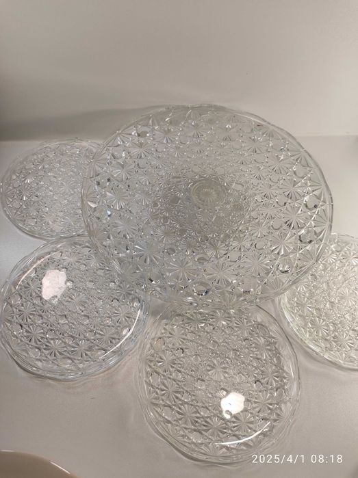 Patera na stopce szklana na ciasto ozdobna 31cm + 4 talerze szkło PRL