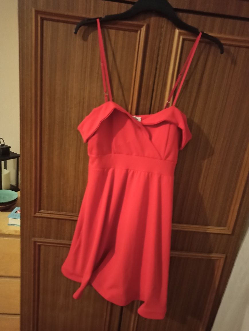 Czerwona sukienka, idealna na wesele. Odkryte ramiona