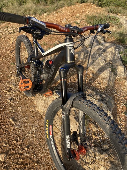 Bocicleta enduro BTT suspensao total