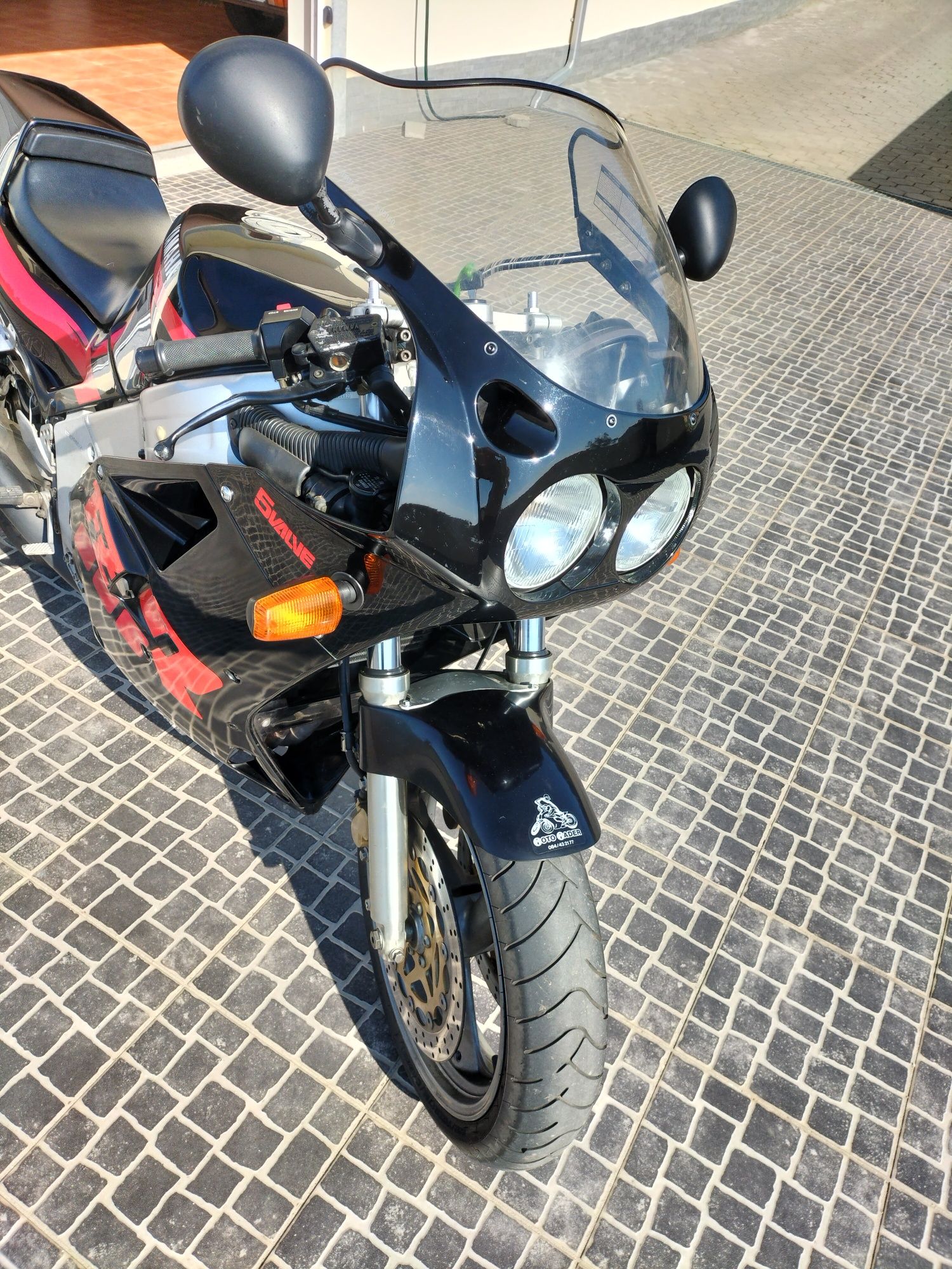 Mota Yamaha FZR 1000