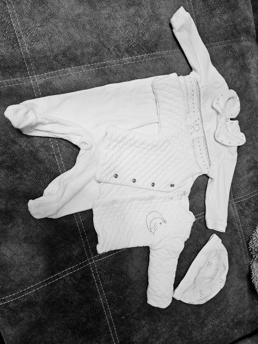 Одяг для немовля 0-3 місяці . В пологовий.(6 одиниць)