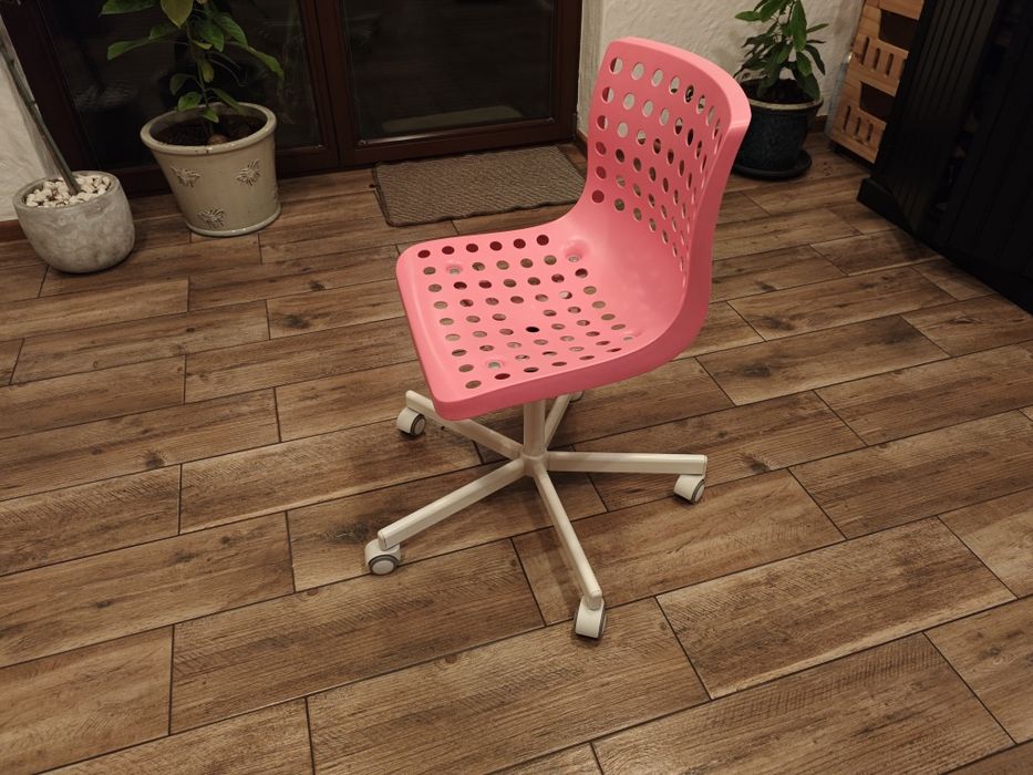 Krzesło obrotowe IKEA Skalberg Różowe na kółkach