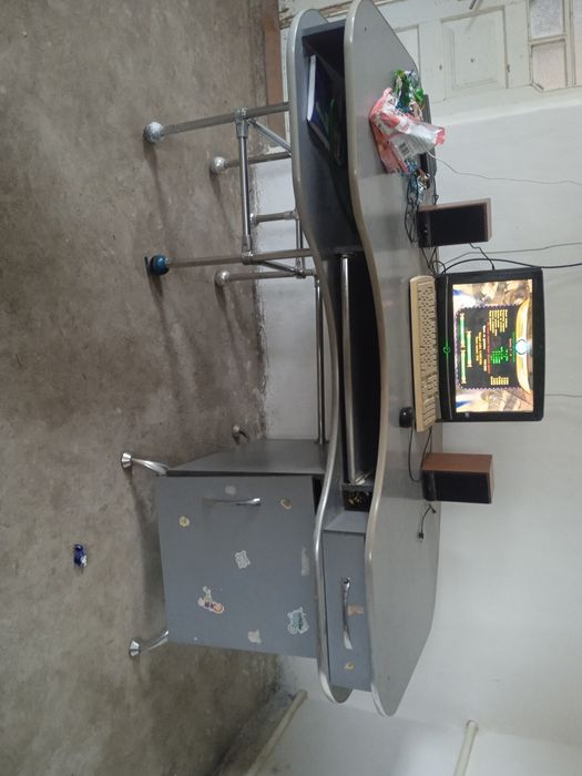 Продам стол компьютерный