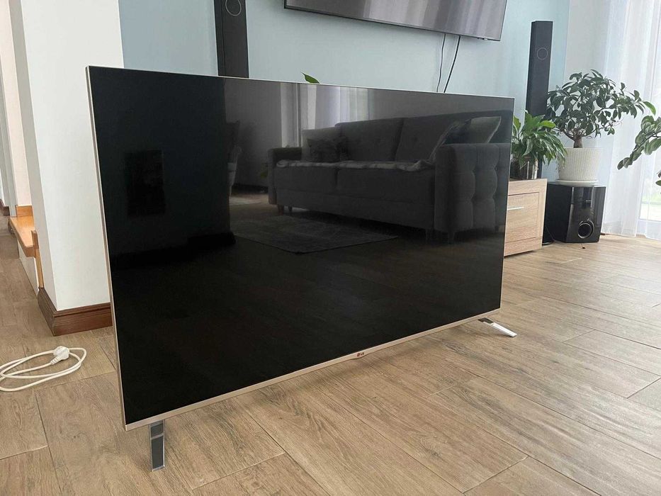 TV  LED 55", FULL HD 1080P, WEB OS SMART TV, CINEMA Bezramkowy  Desing