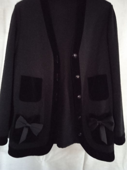 Красивая кофта с бархатной отделкой и бантами на карманахкой