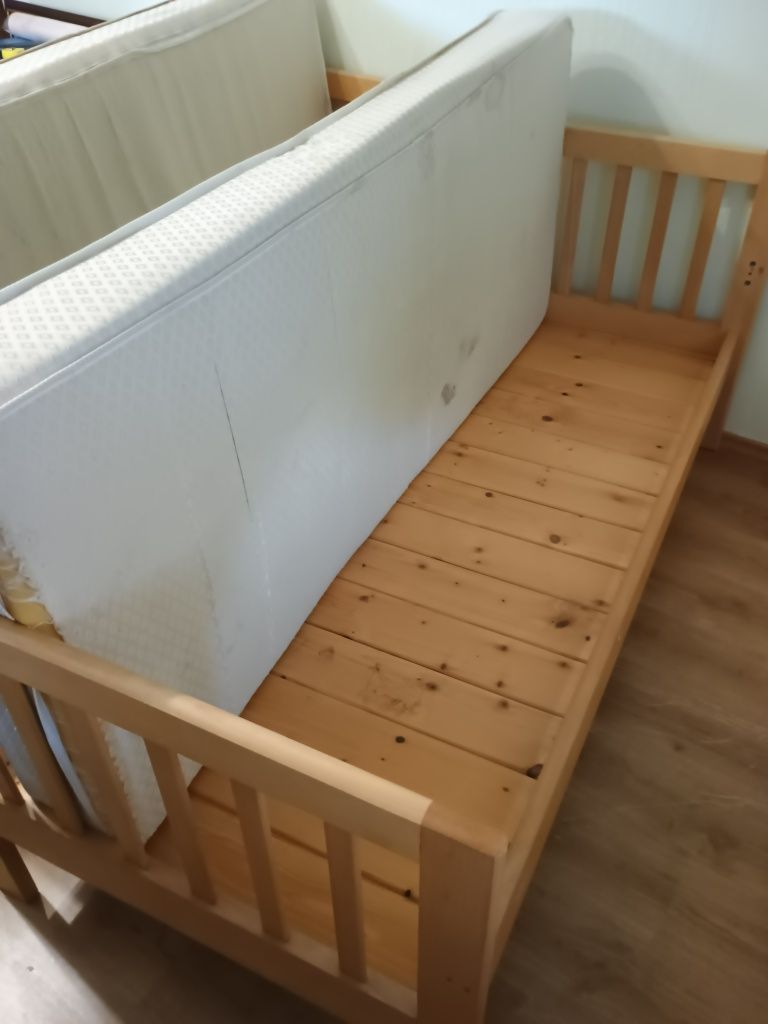 Продам ліжко з матрацом.