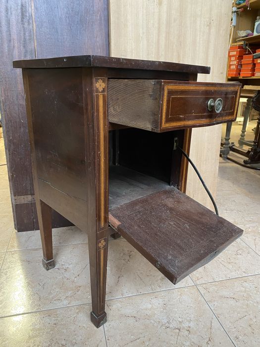 Mesa de cabeceira antiga para restauro