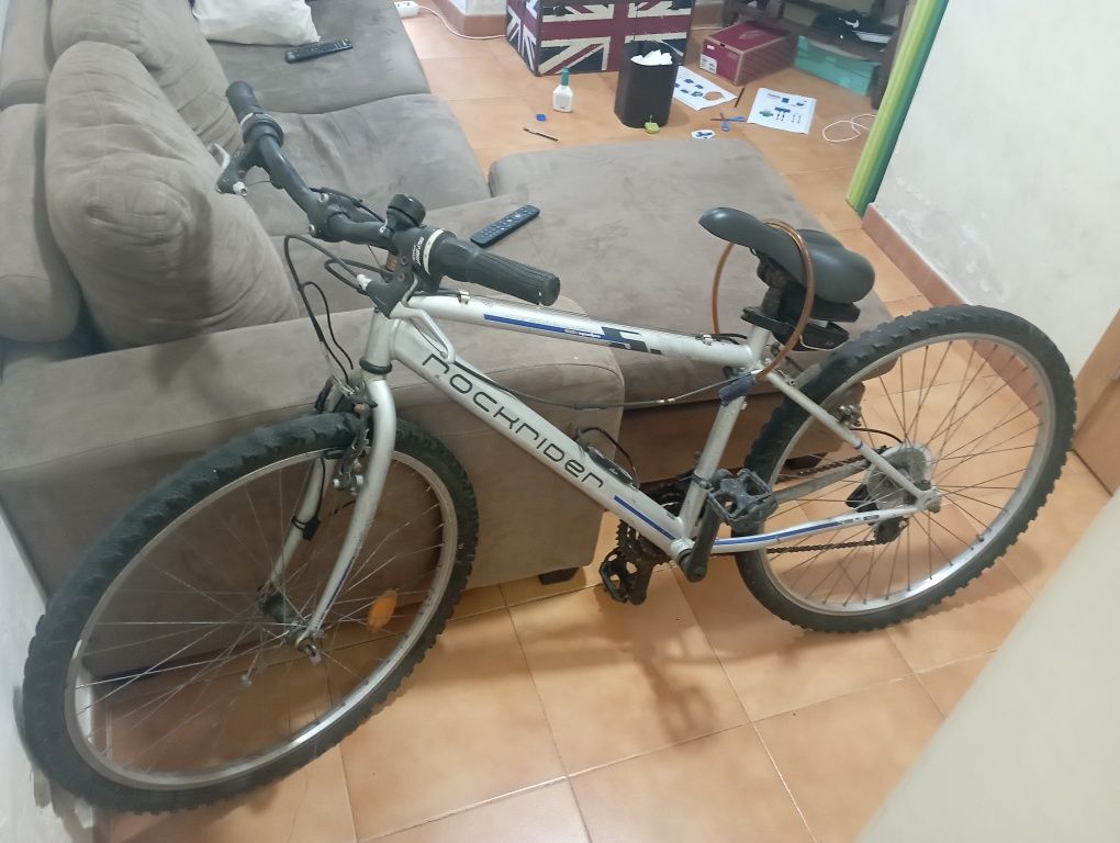 Bicicleta cinza usada