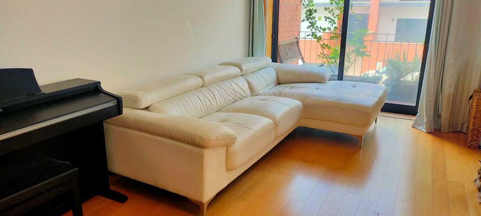 Sofa com chaise longue em pele