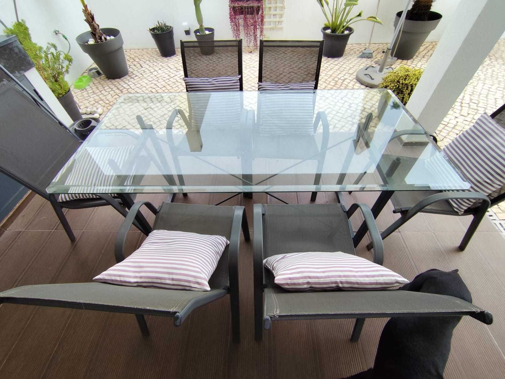 Vende-se mesa e 6 cadeiras de exterior.