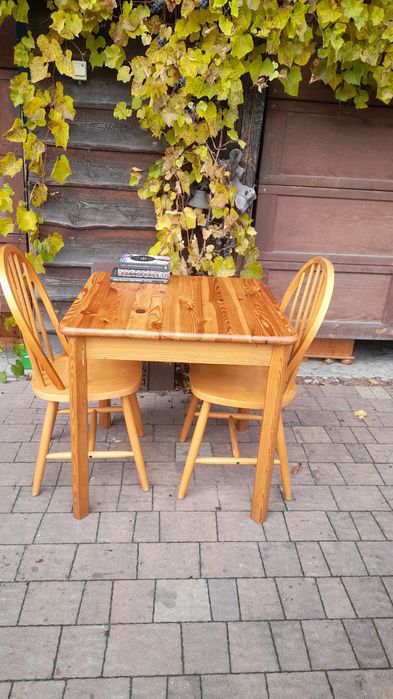 Stylowe krzesło z litego drewna sosnowego – naturalna elegancja!
