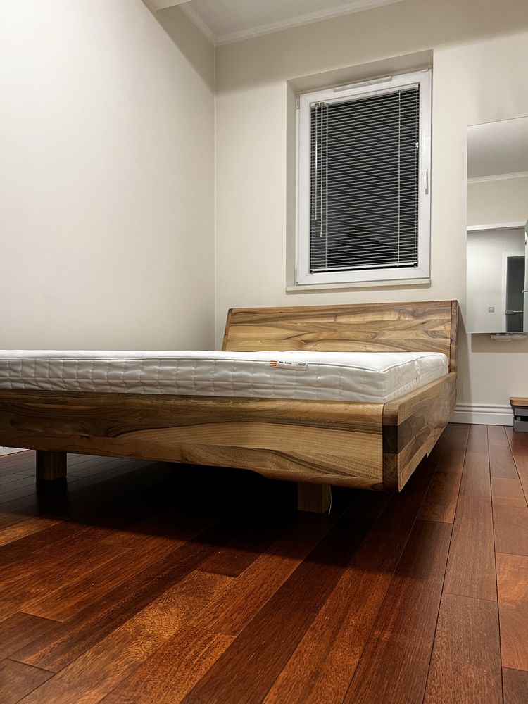 Łóżko 140x200cm - lite drewno orzechowe - stan idealny