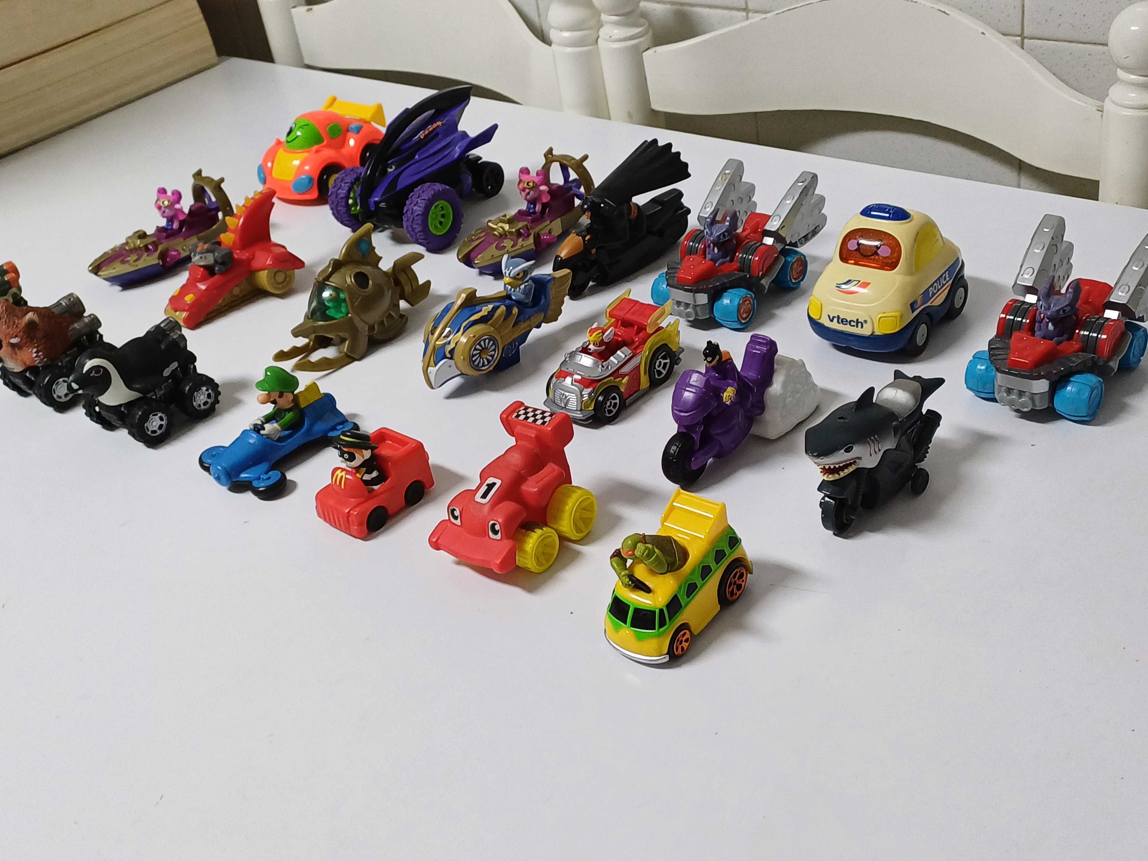 Carros e motos com figuras e personagens 21 unidades