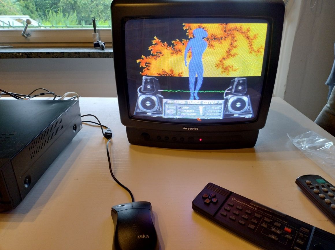 Amiga CDTV z nowym pilotem, cady, CD z softem, kabel av