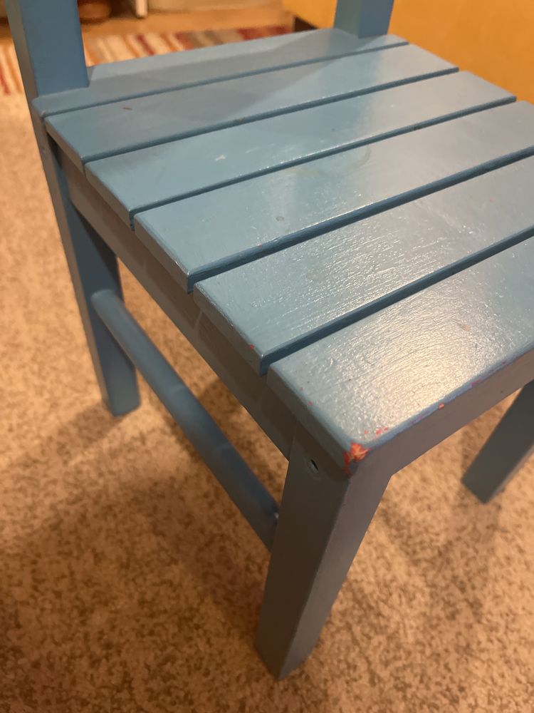 Drewniane małe krzesełko