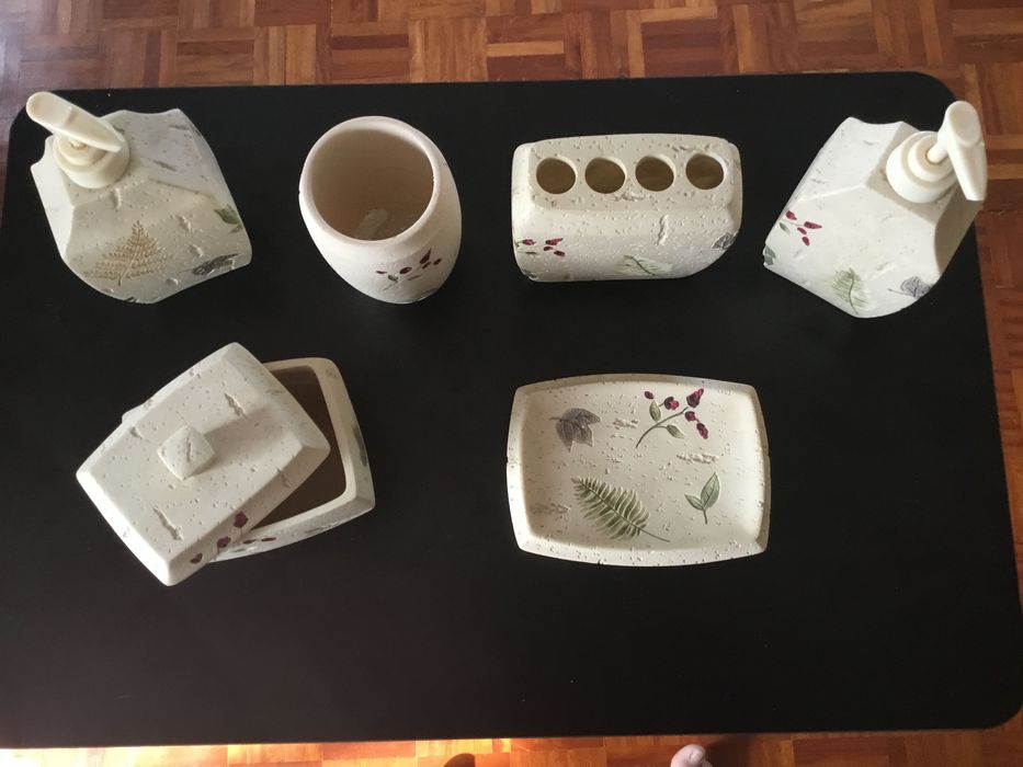 Conjunto completo de casa de banho pintado à māo