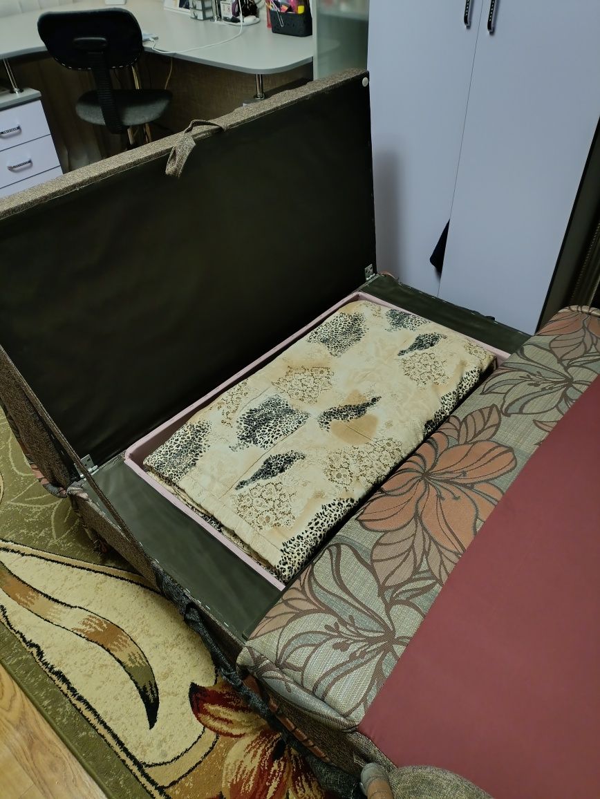 Диван-кровать з ящиком дя білизни