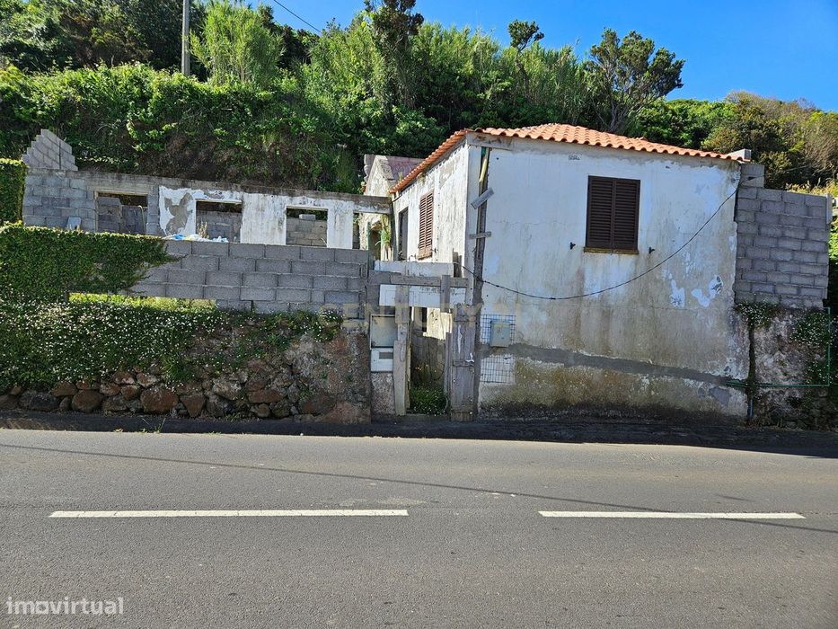 Casa Antiga para Recuperação em Quatro Ribeiras - 51.000€