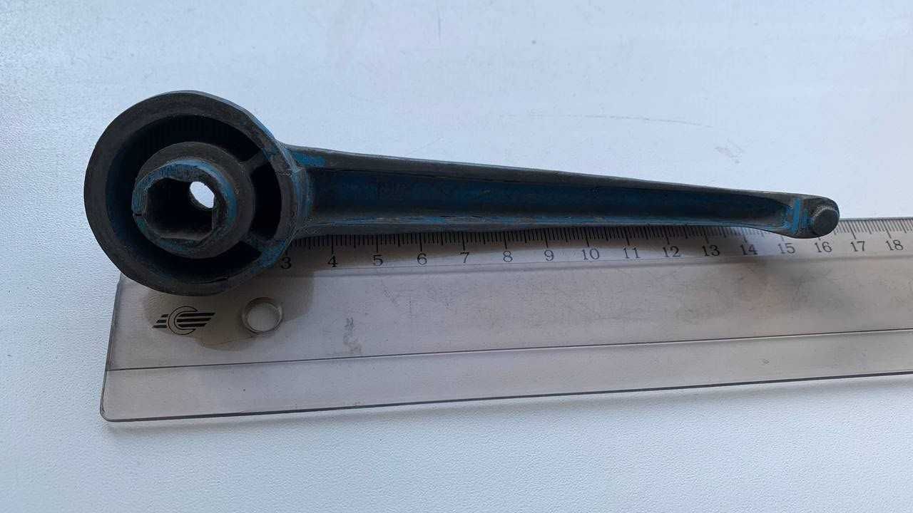 Ручка двери грузовика времён СССР (ЗИЛ, ГАЗ, КАЗ, МАЗ или другого).